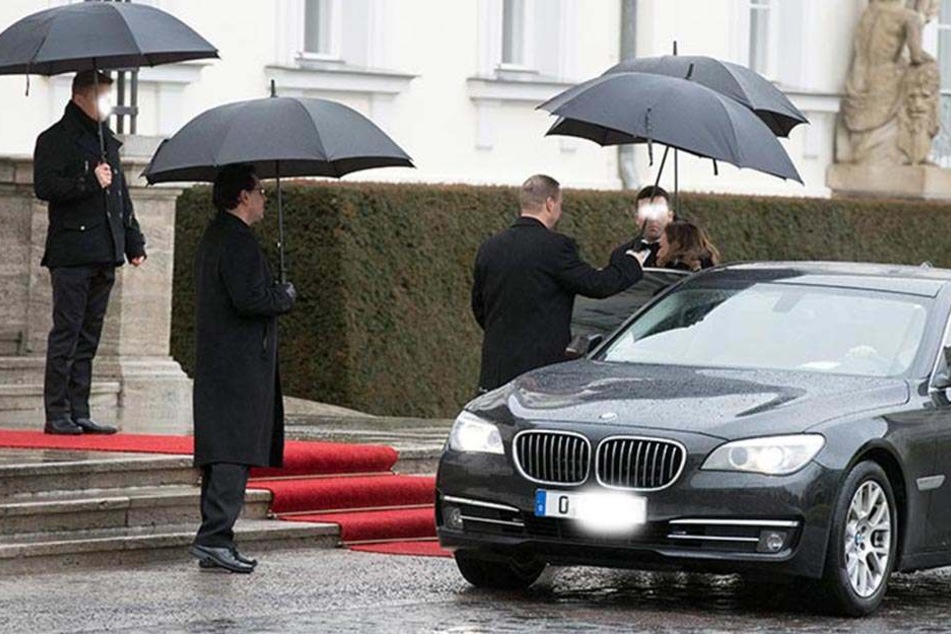 Ein Fahrzeug der Botschaft von Marokko hält am 13.01.2017 vor dem Neujahrsempfang für die Partner der Diplomaten in Deutschland vor Schloss Bellevue in Berlin.