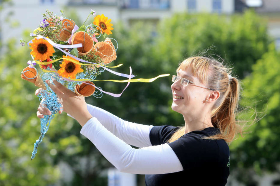 Doreen Richter vom Gartenfachmarkt Richter hält einen Blumen-Eiswaffel-Strauß in ihren Händen.