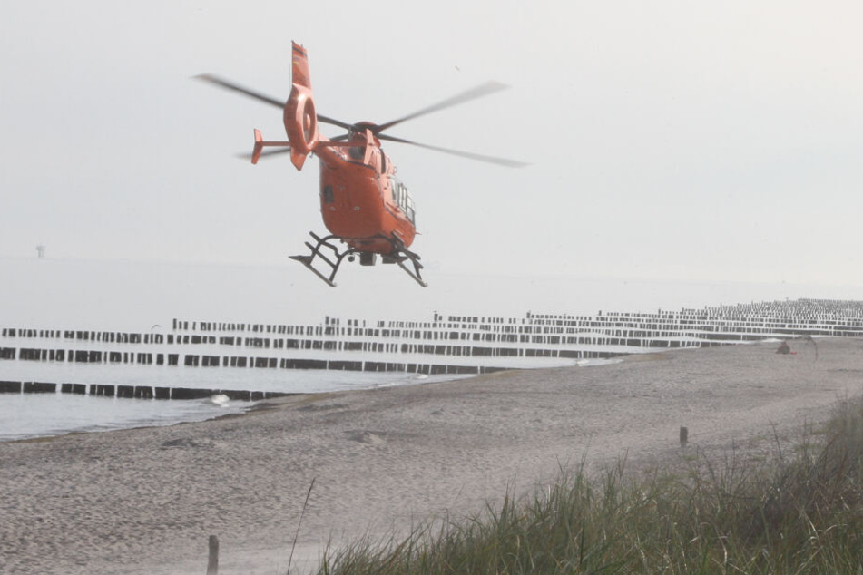 Ein Rettungshubschrauber brachte die Frau in ein Krankenhaus.