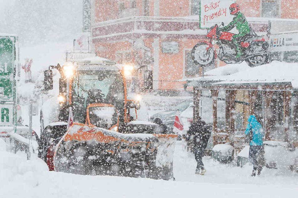 Heftiges Schneetreiben an einer Raststätte in Sankt Martin am Grimming.