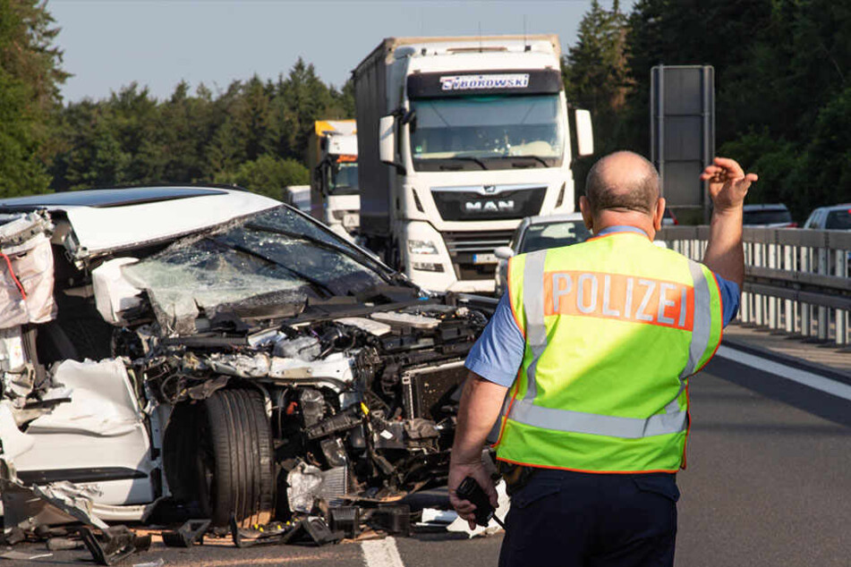 Die Polizei leitete den Verkehr an der Unfallstelle vorbei, erwischte dabei auch Smartphone-Gaffer.