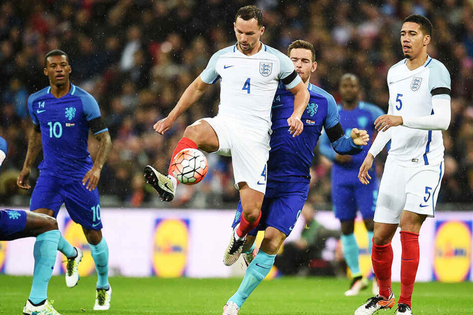Danny Drinkwater (M.) absolvierte auch drei Länderspiele für die englische Nationalmannschaft.