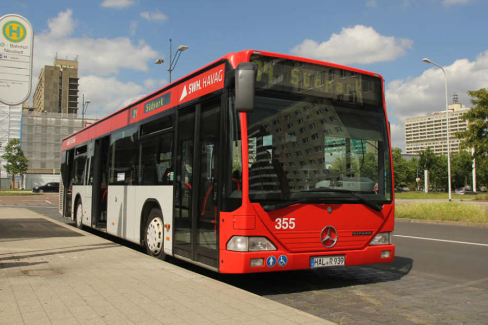 Ein Bus der Linie 22 wurde im Juli in Halle (Saale) entführt. Später wurde Fahrer Ralf S. (47) entlassen, der Kidnapper (34) sitzt in U-Haft. (Symbolbild)