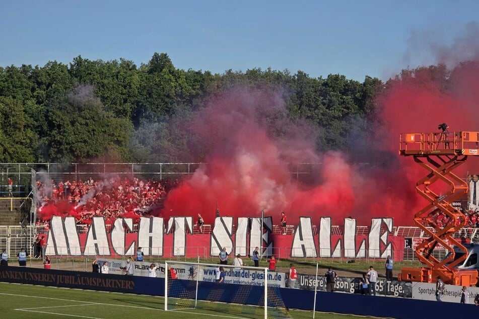 Die Gästefans haben Pyro mitgebracht.