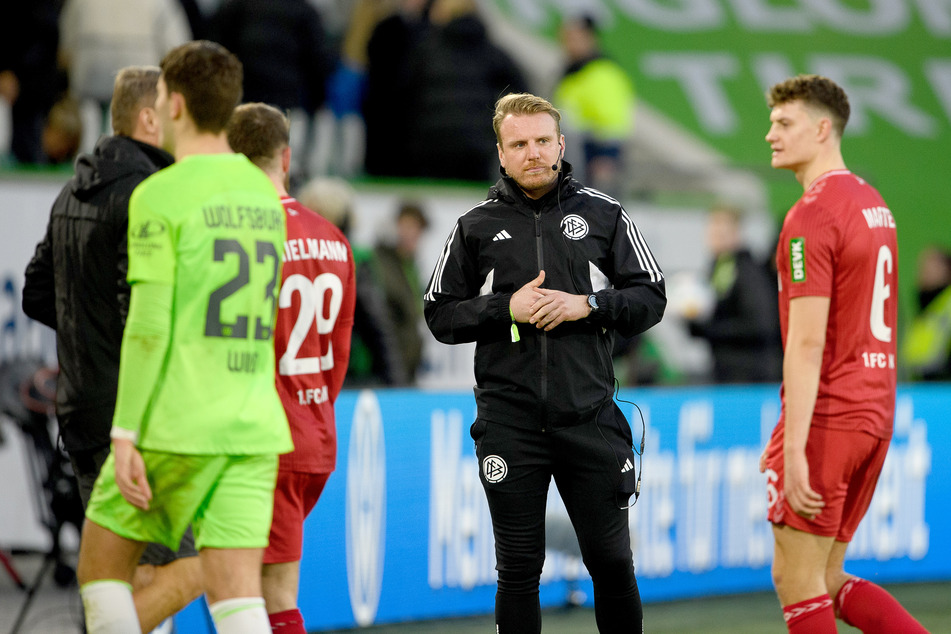 Am 19. Spieltag kam Tobias Krull (32) zu einer besonderen Premiere: Der Gifhorner sprang als Vierter Offizieller beim Spiel VfL Wolfsburg gegen den 1. FC Köln ein.
