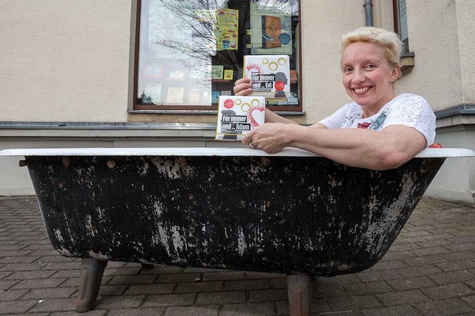 Autorin Katja Martens (45) beim Trocken-Schmökern in der Sitzwanne vor der Lessingbuchhandlung.