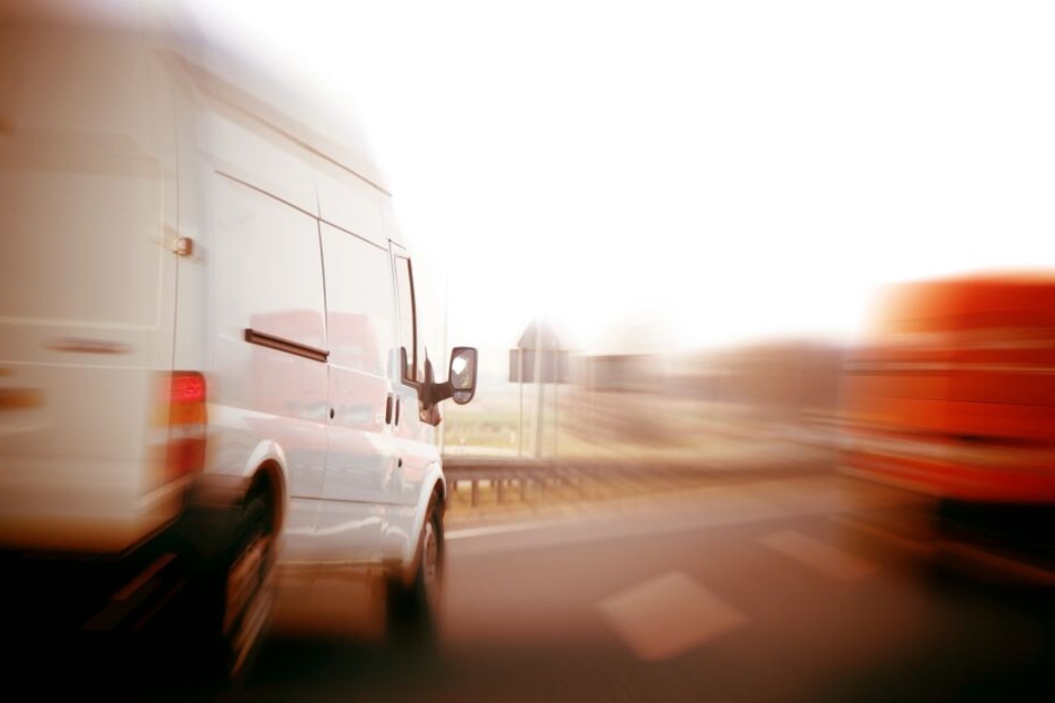 Ein 49 Jahre alter Mann steht in Berlin vor Gericht, weil er eine Frau in seinem Transporter bedroht, gewürgt und gefesselt haben soll (Symbolbild).