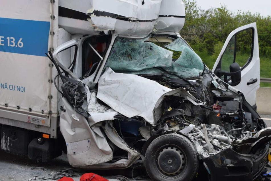 Das Fahrerhaus des polnischen Kleintransporters wurde komplett demoliert, der Fahrer musste schwer verletzt in ein Krankenhaus geflogen werden.