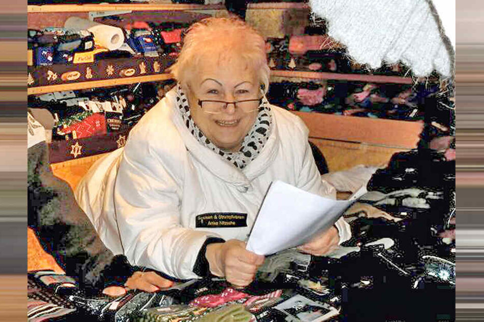 Frohnatur am Socken-Stand: Verkäuferin Edwina T. (69) wird auch dieses Jahr auf dem Stiezelmarkt wieder Fußwärmer feil bieten.