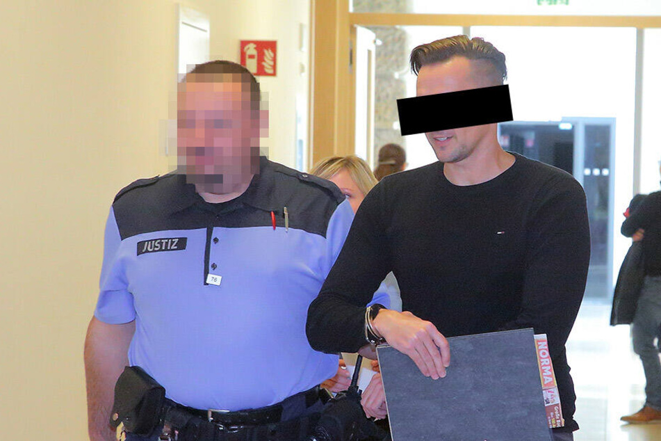 Bankkaufmann Thomas M. (40) wird zum Gerichtssaal gebracht. Der mutmaßliche Betrüger sitzt gerade eine Strafe in anderer Sache ab.