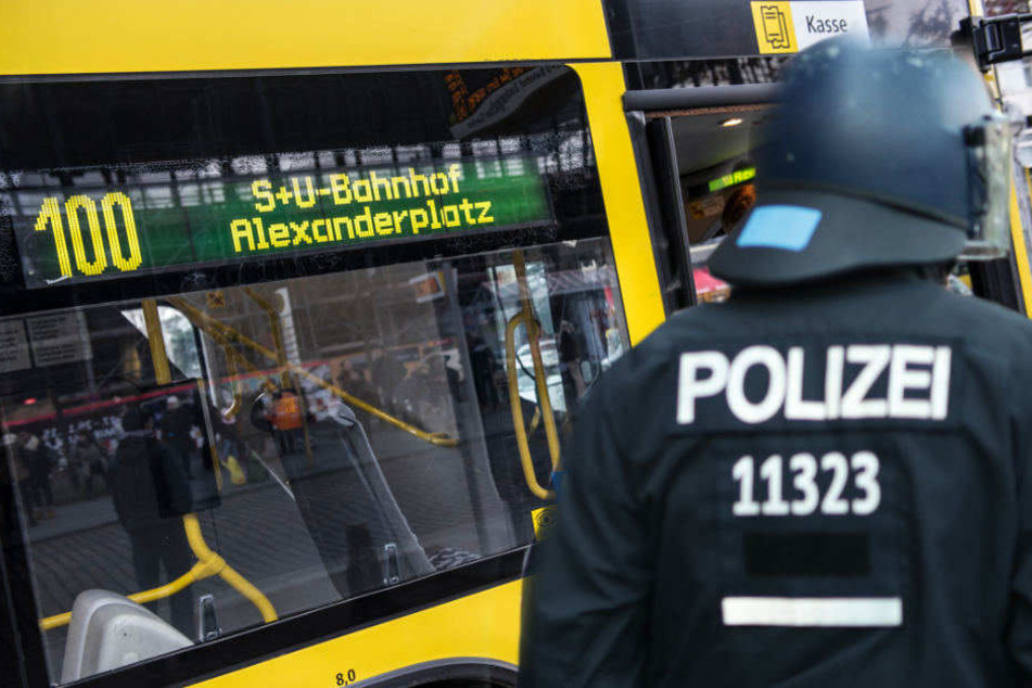 Der Busfahrer soll versucht haben einen Polizisten zu treten.
