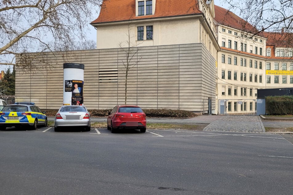 Ein Streifenwagen der Polizei an der Neuen Nikolaischule in Leipzig-Stötteritz. Nachdem bereits am Freitag eine Drohung in der Schule gefunden wurde, ist diese am heutigen Dienstag geschlossen.