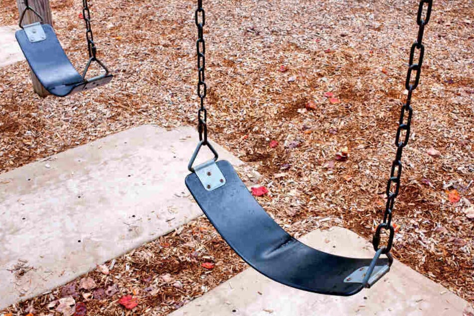 Die Mädchen waren gerade auf dem Spielplatz, als der Mann vor ihnen die Hose runter ließ.
