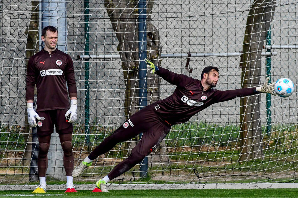 Die beiden Torhüter Sören Ahlers (27, l.) und Eric Oelschlägel (29) müssen den FC St. Pauli in diesem Sommer wieder verlassen.