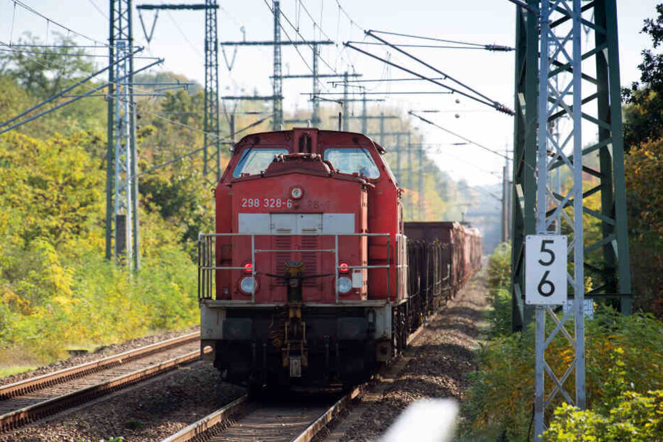 Beim Zusammenstoß mit einem Güterzug ist ein Mann ums Leben gekommen. (Symbolbild)