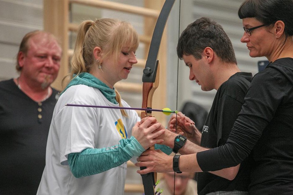 Sport mit Handicap: 120 Behinderte trafen sich zu den Chemlympics - hier das Bogenschießen.