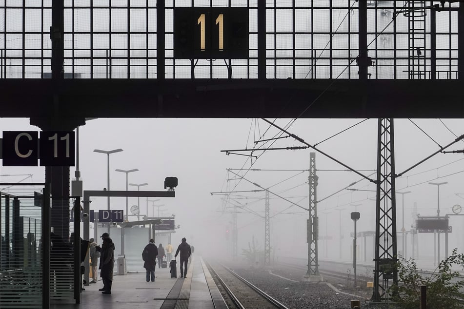 Wie in weiten Teilen Sachsens war die Sichtweite am Montagmorgen auch am Leipziger Hauptbahnhof durch Nebel stark eingeschränkt. Auch in den kommenden Tagen soll es morgens neblig werden.