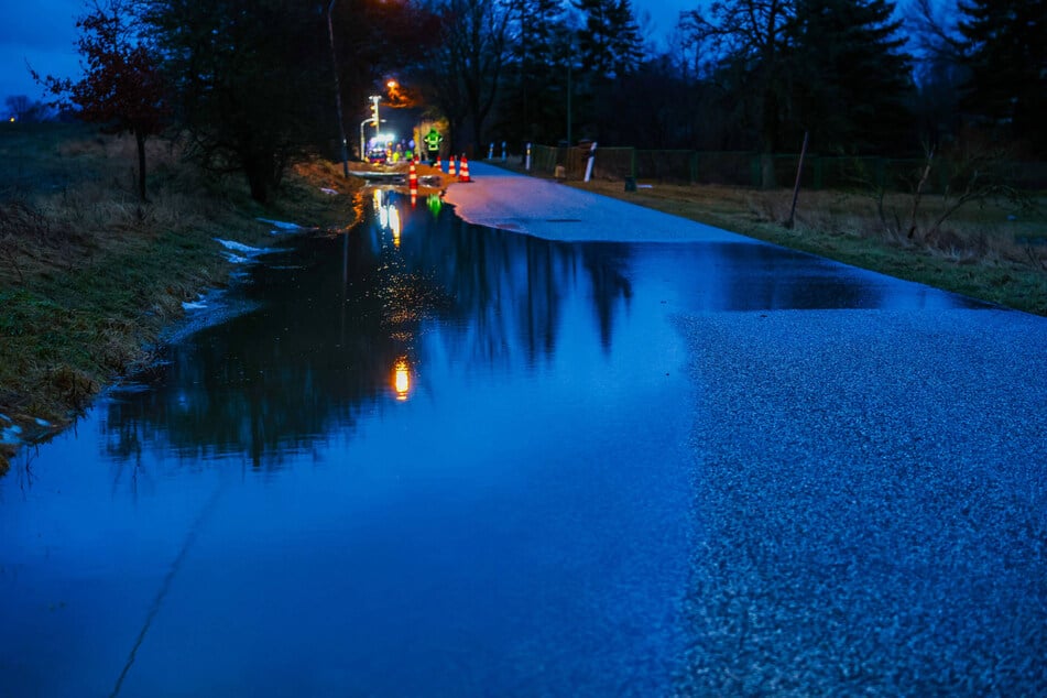 Die Feuerwehr und das Technische Hilfswerks pumpten das Wasser vom angrenzenden Feld ab.