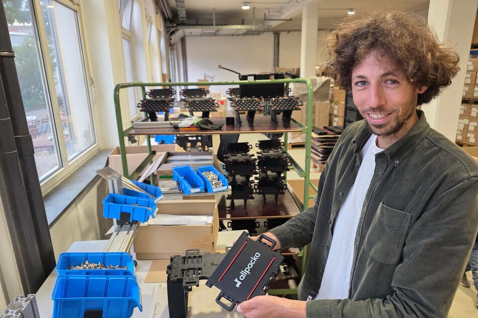 Lukas Ludwig zeigt in der Neustädter Produktionsstätte, wie die Box zusammengebaut wird.