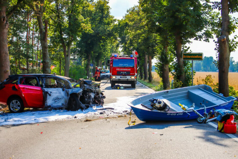 Das Ruderboot landete auf der Straße.