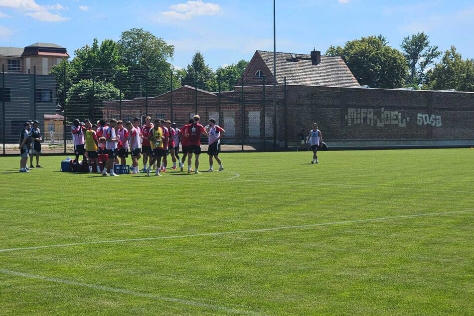 Danach ging es im Zehn-gegen-Zehn plus Zwei weiter. Unter anderem Leo Bittencourt spielte in Gelb.