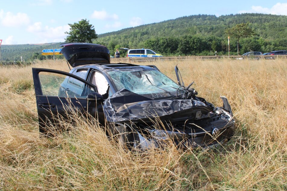 Der VW des jungen Mannes (22) kam völlig demoliert in einem Feld zum Stehen.