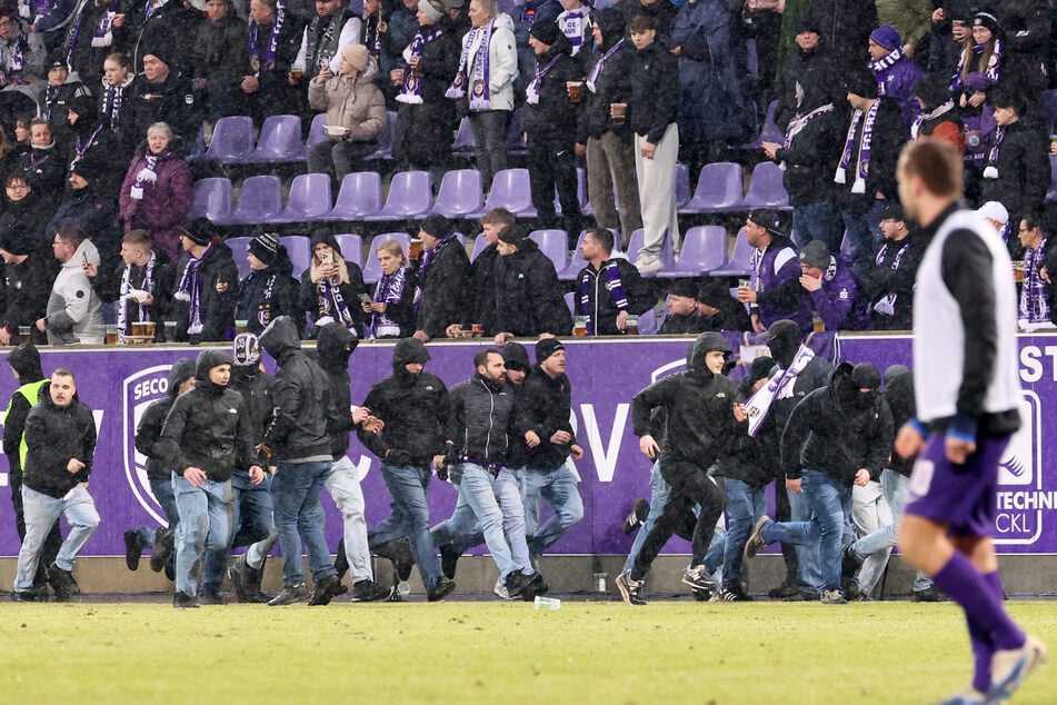 Unmittelbar nach der Provokation stürmten Aue-Anhänger den Platz.
