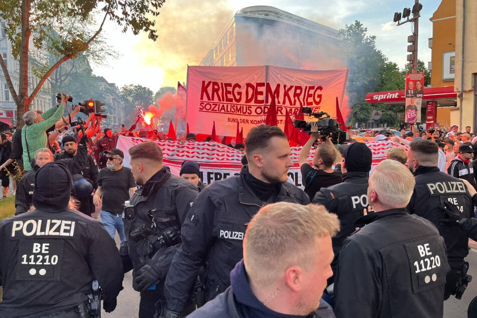 Der Demonstrationszug hat sich in Bewegung gesetzt. In der ersten Reihe wird Pyrotechnik gezündet.