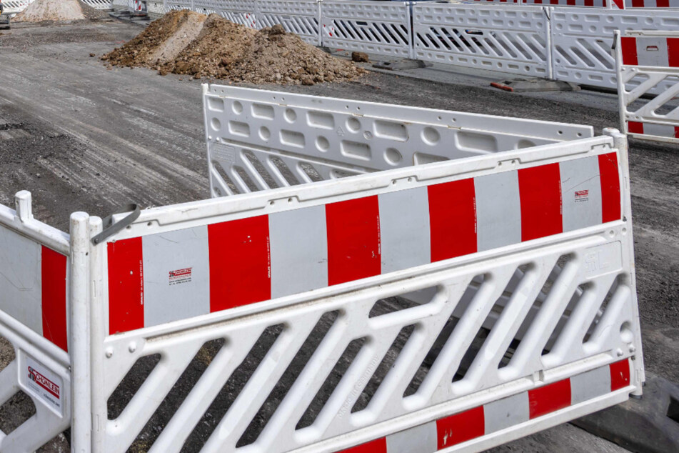 Ein BMW-Fahrer krachte durch eine Baustellenabsperrung auf der B173. (Symbolbild)