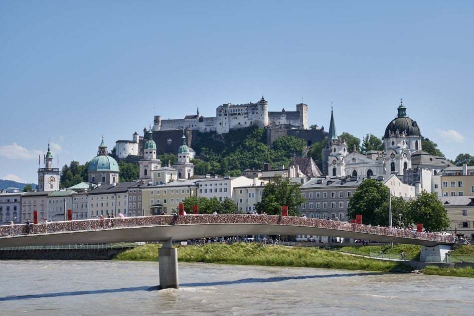 Mitten in Salzburgs Innenstadt muss der Markartsteg über der Salzach geräumt werden.