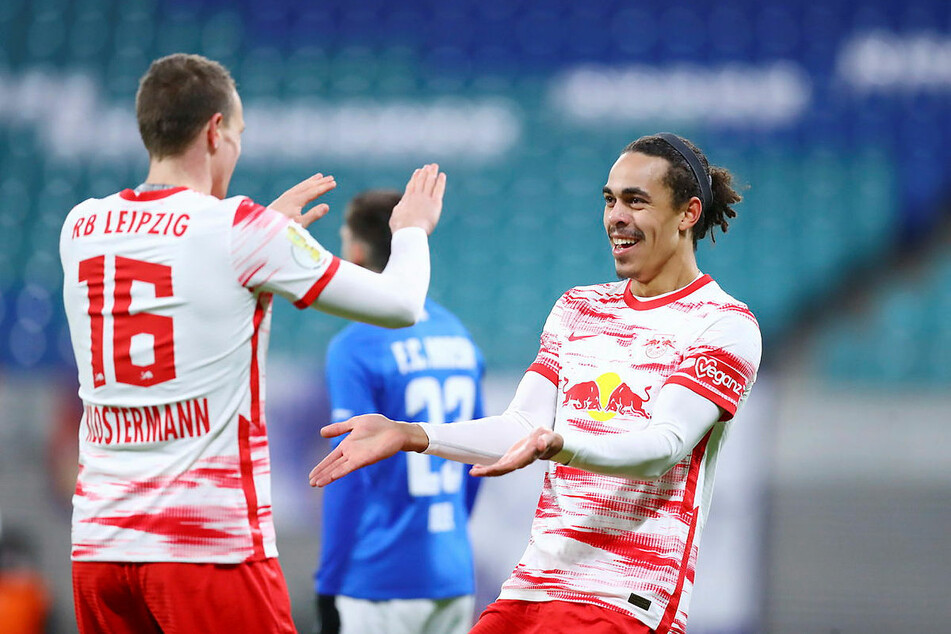Der Däne bedankte sich danach bei Vorlagengeber Lukas Klostermann (l.).