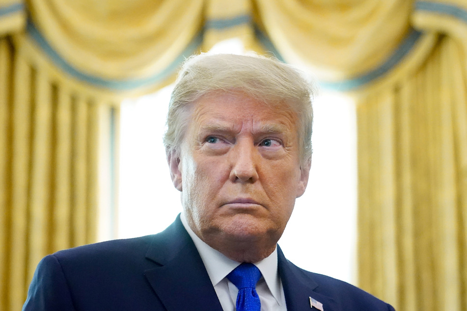 Der Mann glaubte offenbar, dass die chinesische Regierung versuche, seine Familie zu entführen und nur Donald Trump (75) ihn retten könne. Als seine Ängste jedoch zu stark wurden, entschied er sich für die Bluttat.