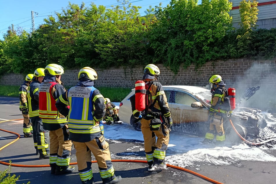 Taxi in Vollbrand: Dreiste Gaffer machen Feuer-Selfie