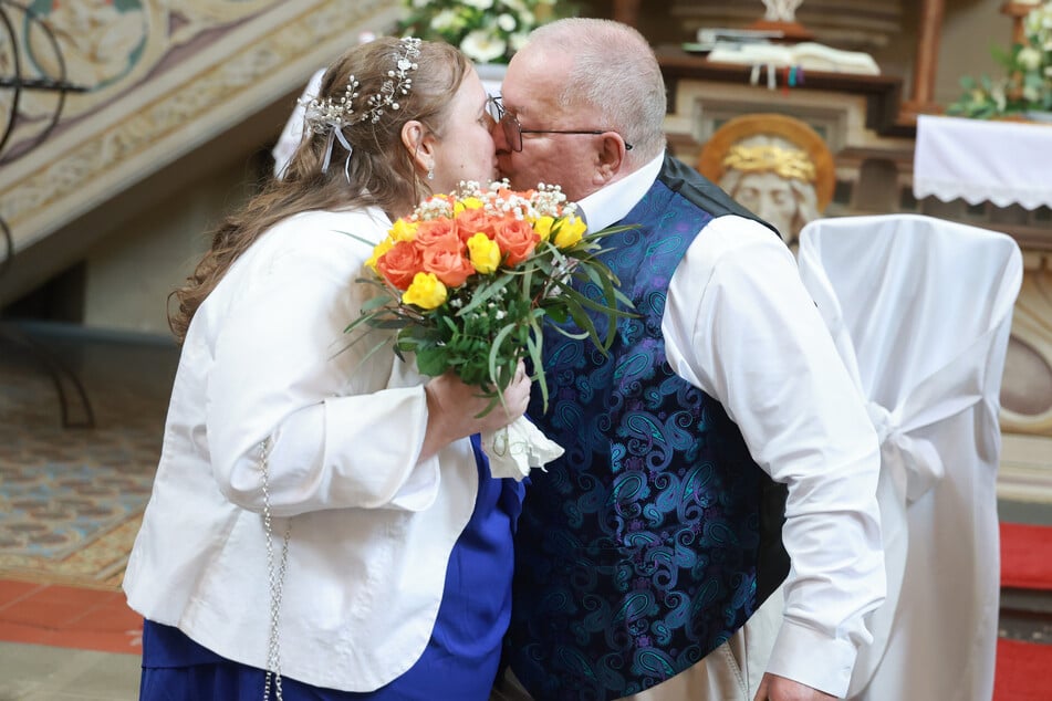 Birgit Leinhoß und Holger Künzel küssen sich, nachdem sie von Pfarrerin Lötzsch bei einer Pop-Up-Hochzeit in der Salvatorkirche den Segen Gottes erhalten haben.