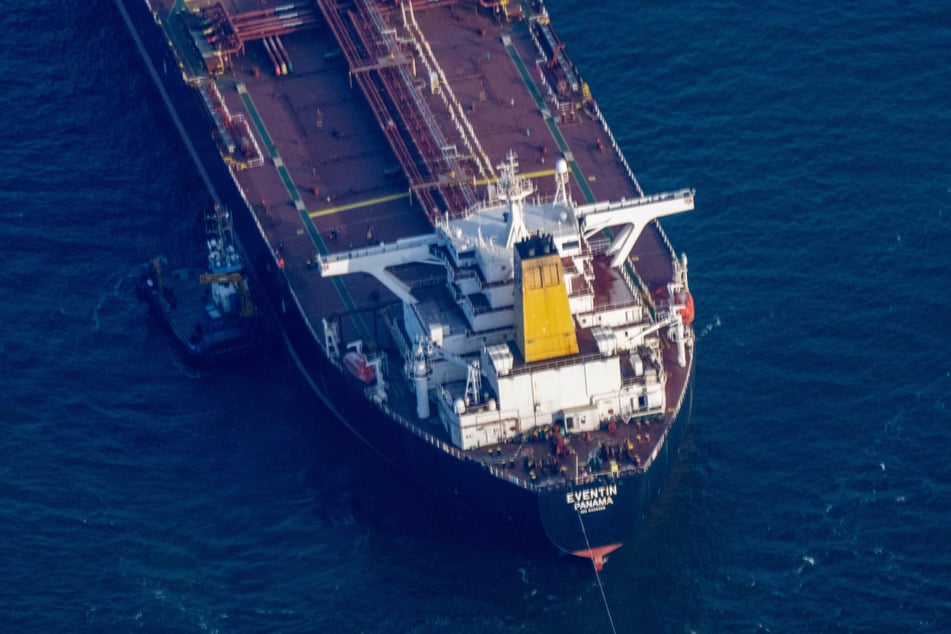 Der havarierte Öltanker "Eventin" liegt noch immer vor dem Hafen von Sassnitz.