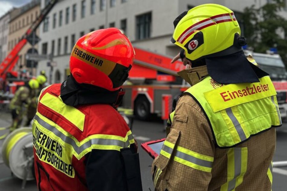 Berlin: Balkonbrand in Mitte: Feuerwehr im Großeinsatz