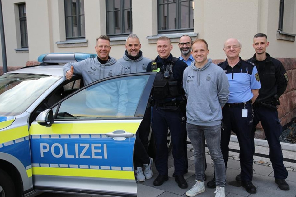 Gruppenfoto mit Polizist: Das Zwickauer Trainerteam schaute in dieser Woche Marc-Philipp Zimmermann (2.v.l.) bei dessen Arbeit über die Schulter. "Zimbo" fehlt übrigens am Sonntag - er hat Dienst.