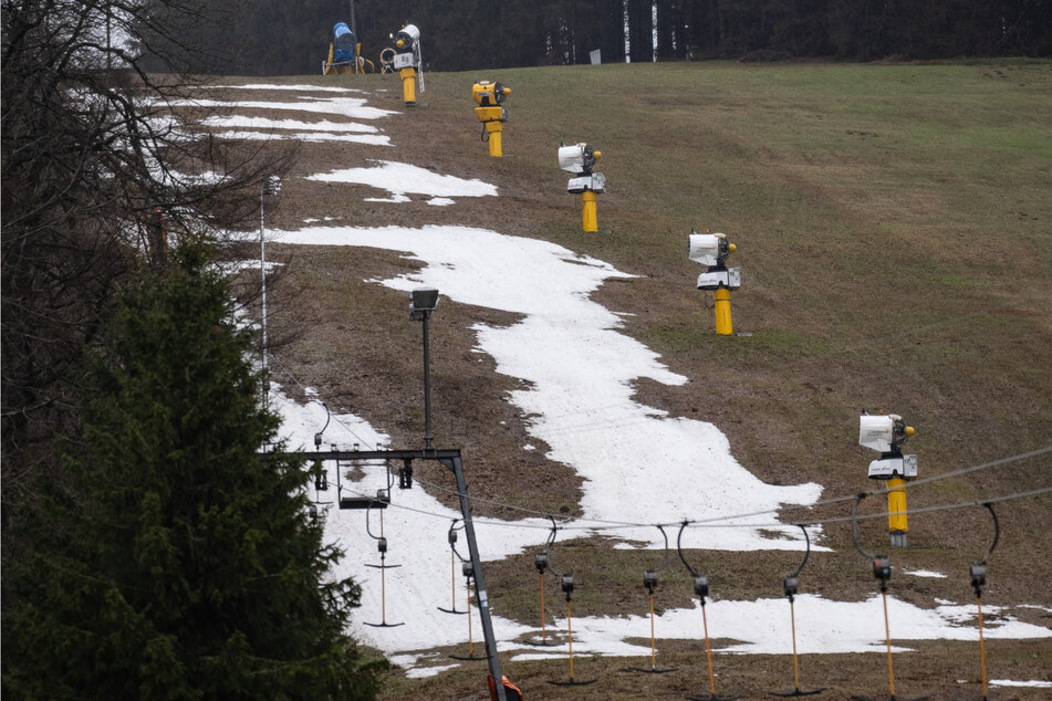 Auch im hessischen Skigebiet Willingen ist Schnee aktuell Mangelware.