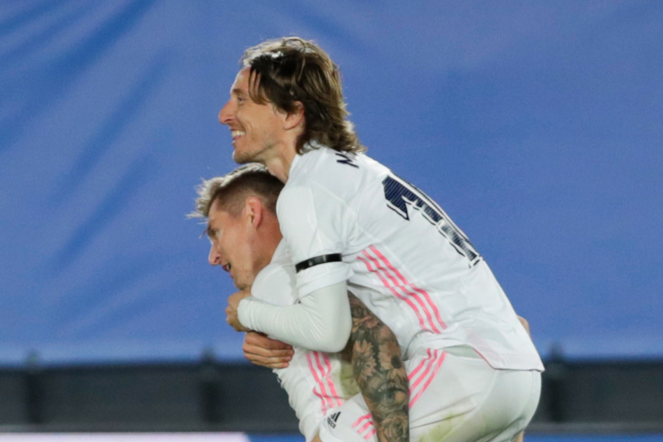 Toni Kroos (31, l.) traf, Mittelfeld-Kamerad Luka Modrić (35, r.) freute es.