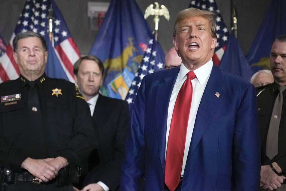 Donald Trump (77) will erneut US-Präsident werden und stürzte sich bei einem Wahlkampf-Auftritt in Grand Rapids verbal auf die Migrationspolitik des Amtsinhabers.