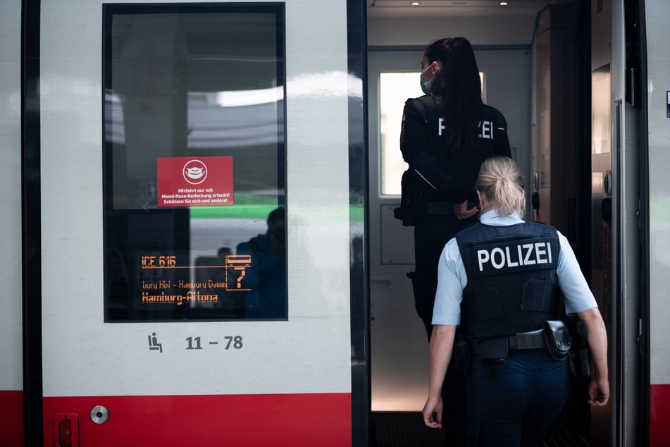 Jugendliche zünden Feuerwerksraketen in S-Bahn: Frau erleidet Verbrennungen