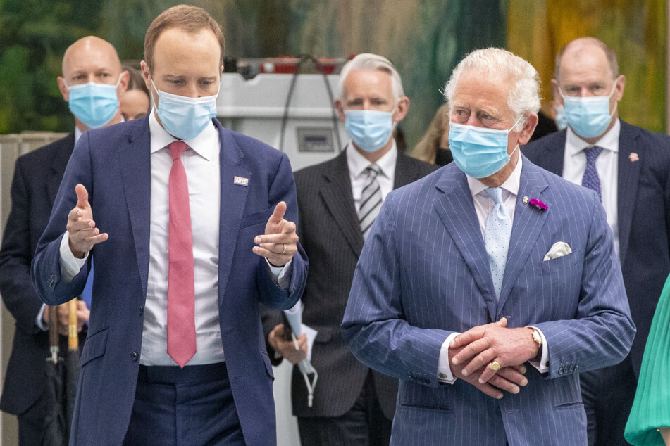 Großbritanniens Gesundheitsminister Matt Hancock (vorne l.) unterhält sich mit Prinz Charles (72, vorne r.) während eines gemeinsamen Besuchs im Chelsea and Westminster Hospital im Westen Londons.