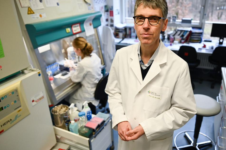 Professor Stephan Becker (r), Direktor des Instituts für Virologie der Philipps-Universität Marburg.