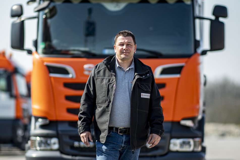 Ronny Knoblauch steht auf dem Gelände der Spedition Universaltransport in Paderborn vor seinem LKW.