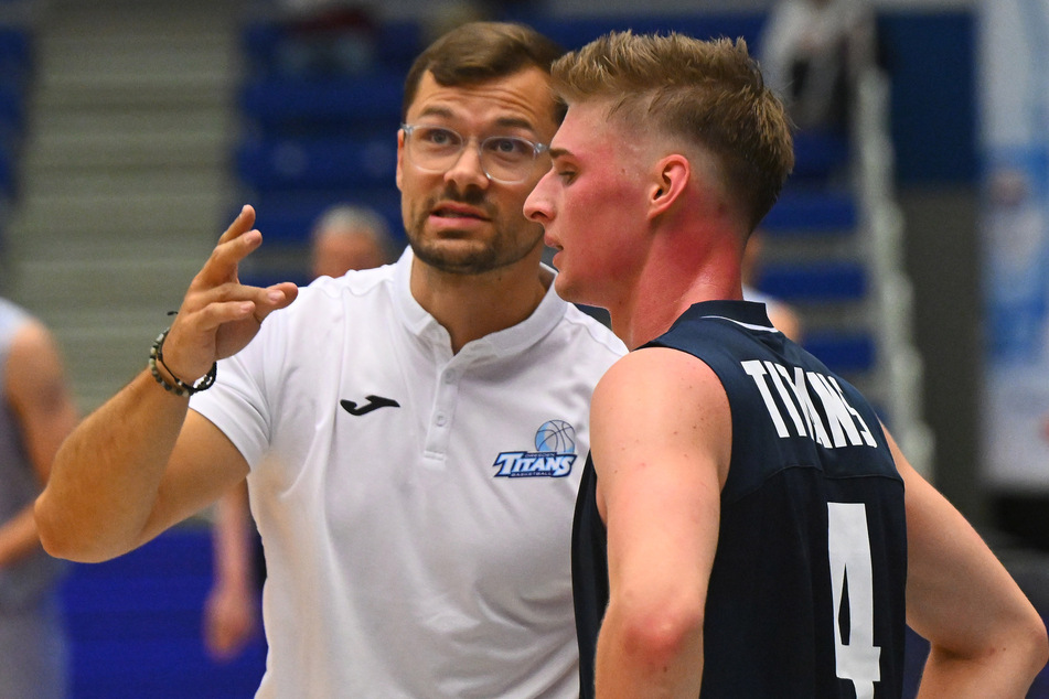 Enttäuscht nach desolater zweiter Hälfte: Coach Fabian Strauß (l.) und Daniel Kirchner (r.). (Archivfoto)