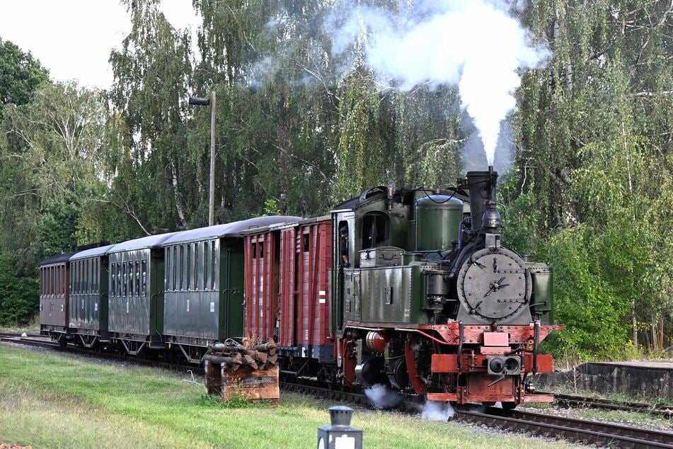 Die abgebildete Dampflok ist eine Gastlok der Zittauer Schmalspurbahn. Die eigenen Dampfloks der Döllnitzbahn sind derzeit nicht einsatzbereit.