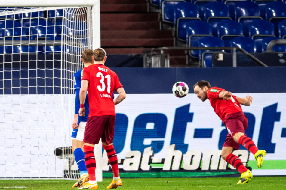 Rafael Czichos (r.) warf sich in abgerutschten Schuss von Dominick Drexler (nicht im Foto) und köpfte zum 1:0 für Köln ein.