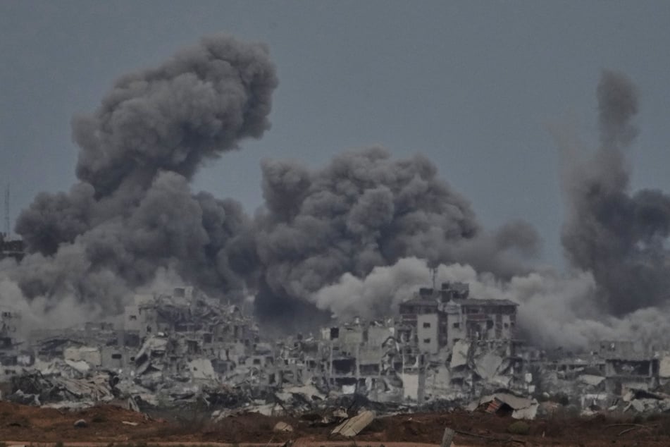 Nach einem israelischen Militärschlag im Gazastreifen steigt Rauch in den Himmel, nachdem bekannt wurde, dass sich Israel und die Hamas auf die erste Phase eines Friedensplans zur Beendigung der Kämpfe geeinigt haben.