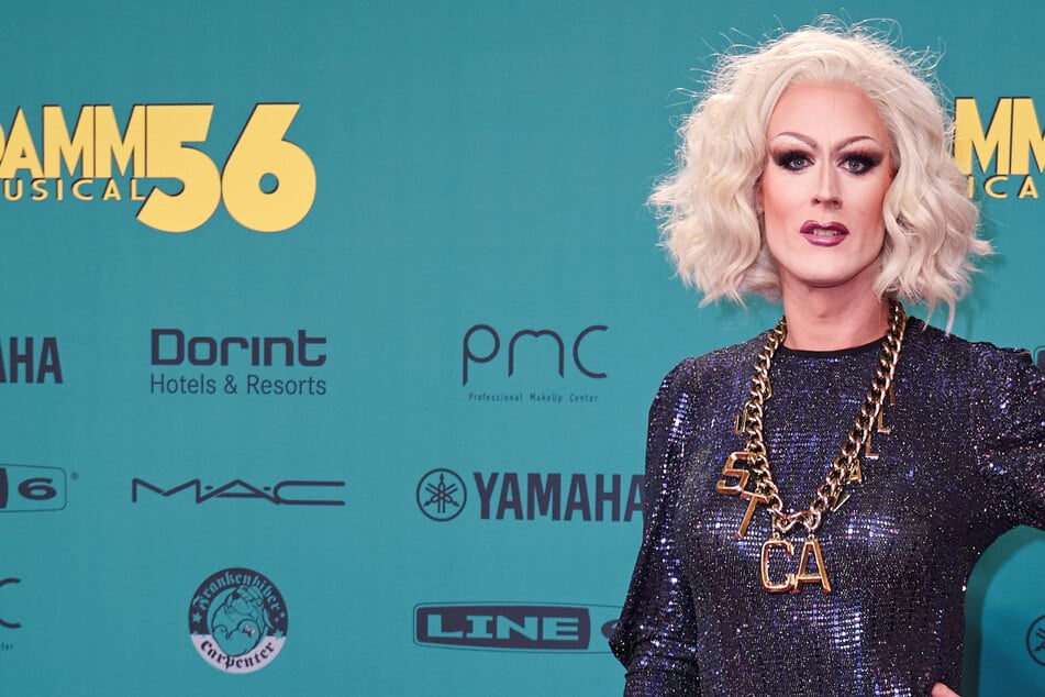 Berlin: Skandal bei Anti-Hass-Gala: Vorbestrafte Dragqueen Jurassica Parka moderiert Show