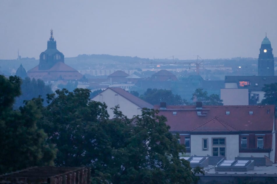 Dresdner melden Rauch bzw. Nebel in der Stadt.